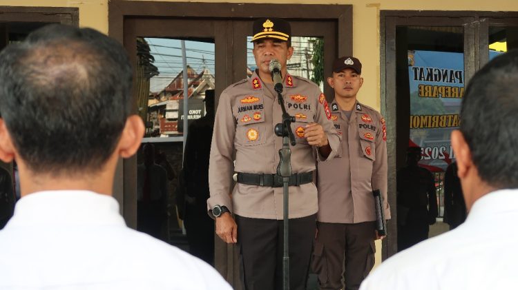 Kapolres Tekankan, Personel Polres, Polsek berikan pelayanan Prima Kepada Masyarakat Parepare