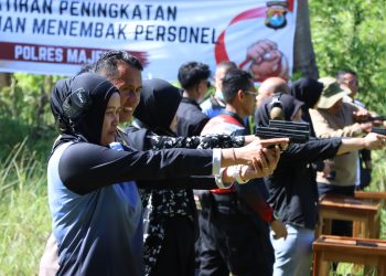 Tingkatkan Kemampuan Personel, Polres Majene Gelar Latihan Menembak