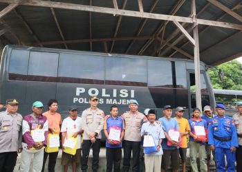 Kapolres Majene Dampingi Kabid Propam Polda Sulbar Serahkan Bantuan Sembako untuk Tukang Becak di Majene