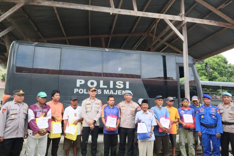 Kapolres Majene Dampingi Kabid Propam Polda Sulbar Serahkan Bantuan Sembako untuk Tukang Becak di Majene