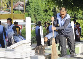 Polres Majene Gelar Bakti Sosial Bersih-Bersih di Pekuburan Umum Perttoanginang Jelang Hari Bhayangkara ke-79