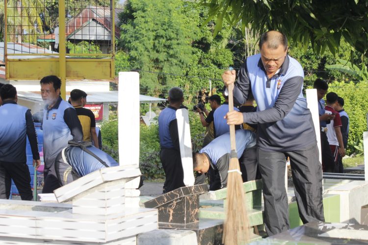 Polres Majene Gelar Bakti Sosial Bersih-Bersih di Pekuburan Umum Perttoanginang Jelang Hari Bhayangkara ke-79