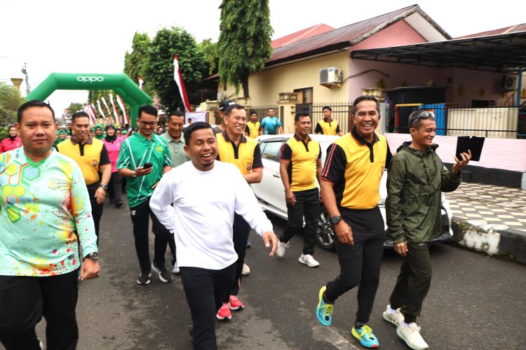 Wali Kota Parepare Tasming Hamid Jalan Santai dan Senam Sehat HUT Bhayangkara ke-79