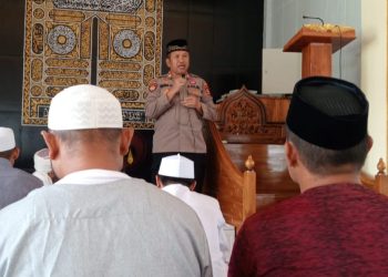 Safari Jumat di Masjid Baitul Makmur, Kapolsek Bacukiki Sosialisasikan Pemberantasan Premanisme dan Sampaikan Pesan Kamtibmas