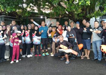 Renang Gembira Meriahkan Hari Bhayangkara ke-79 di Pantai Senggol Parepare