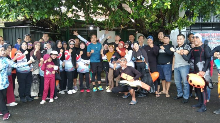 Renang Gembira Meriahkan Hari Bhayangkara ke-79 di Pantai Senggol Parepare