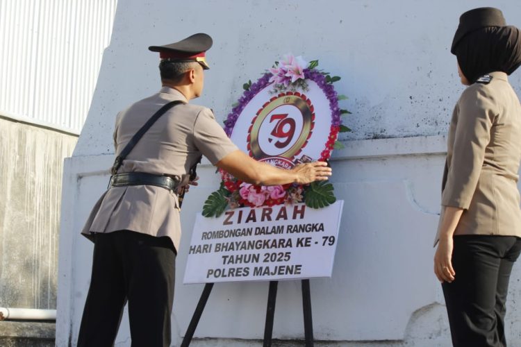 Polres Majene Gelar Upacara Ziarah Rombongan di TMP Mandar, Peringati Hari Bhayangkara ke-79