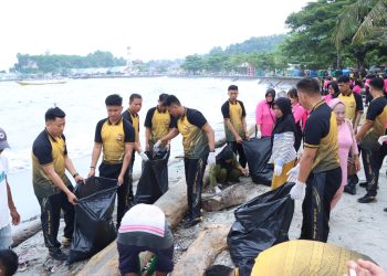 Sambut Hari Bhayangkara ke 79, Polres Majene dan Bhayangkari Gelar Aksi Bersih-Bersih Pantai
