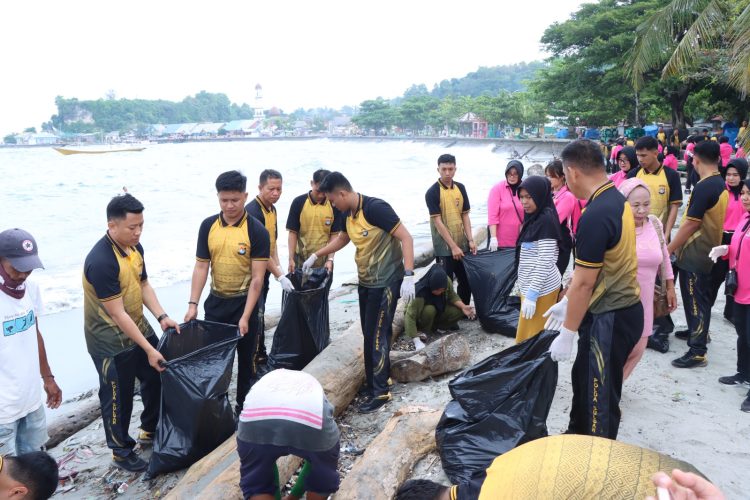 Sambut Hari Bhayangkara ke 79, Polres Majene dan Bhayangkari Gelar Aksi Bersih-Bersih Pantai