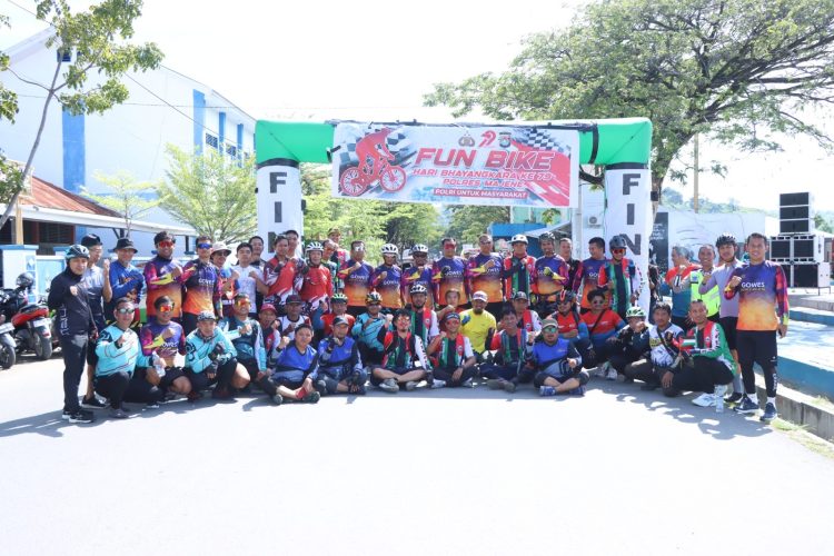 Polres Majene Gelar Fun Bike Sambut Hari Bhayangkara ke-79, Puluhan Pesepeda Ramaikan Jalanan Majene