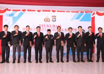 Sembilan Personel Sat Resnarkoba Polres Majene Terima Penghargaan dari Bupati Majene