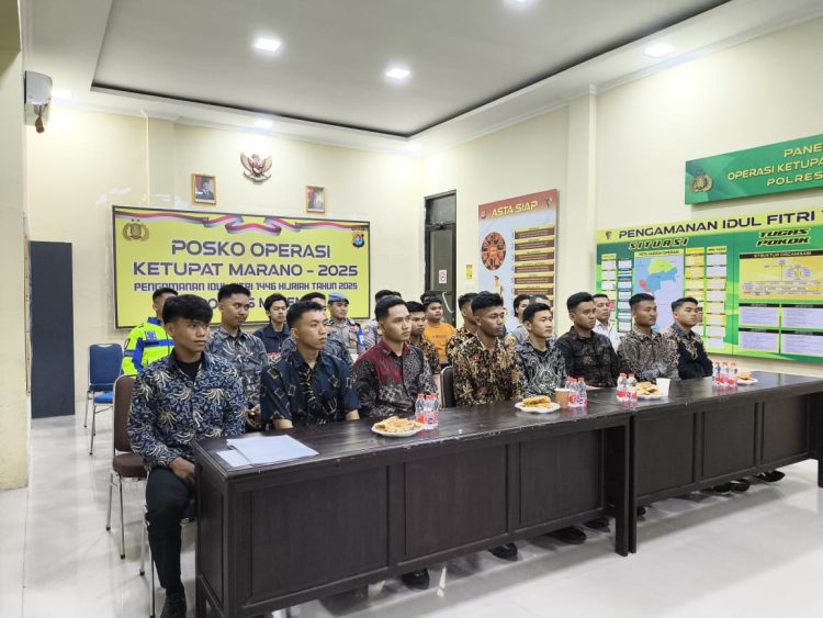 Polres Majene Nonton Bareng Pergelaran Wayang Kulit “Amartha Binangun” Peringati Hari Bhayangkara ke-79