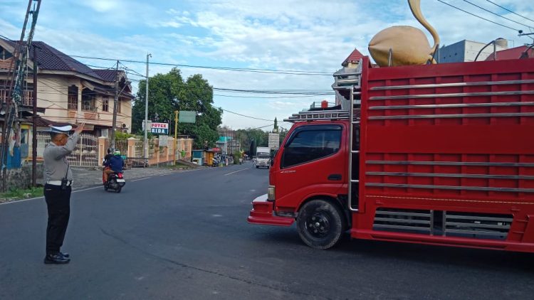 Unit Sat Lantas Polsek Ujung Atur Lalu Lintas Pagi, Tegas Ingatkan Pengemudi Taat Rambu Larangan Masuk