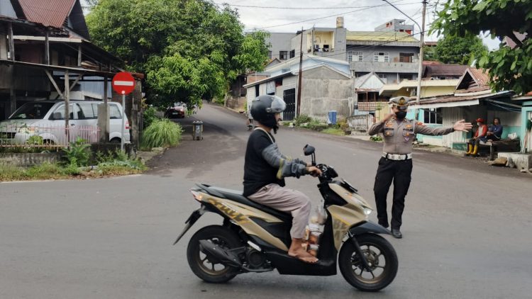 Unit Sat Lantas Polsek Ujung Atur Lalu Lintas Pagi, Tegas Ingatkan Pengemudi Taat Rambu Larangan Masuk