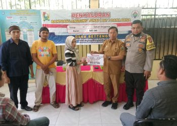 Bhabinkamtibmas Desa Betteng Laksanakan Pengamanan Penyaluran BLT Dana Desa Tahun 2025
