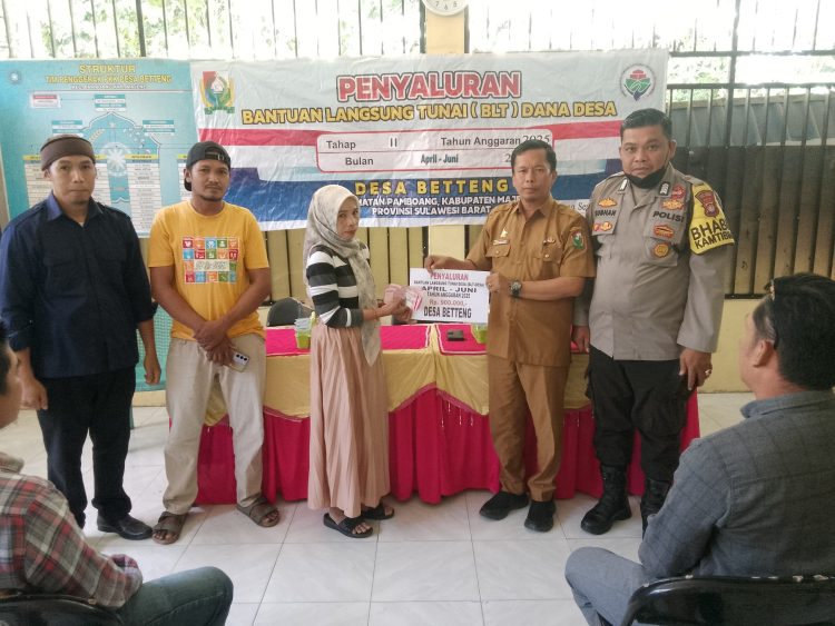 Bhabinkamtibmas Desa Betteng Laksanakan Pengamanan Penyaluran BLT Dana Desa Tahun 2025