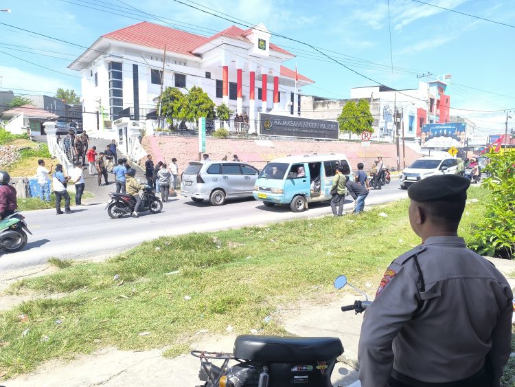 Polres Majene Amankan Aksi Damai KAMRI di Depan Kantor Kejaksaan