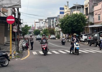 Pendekatan Humanis, Petugas Sat Lantas Polres Parepare Tegur Pengendara Tak Gunakan Helm dan Bonceng Lebih dari Satu Orang