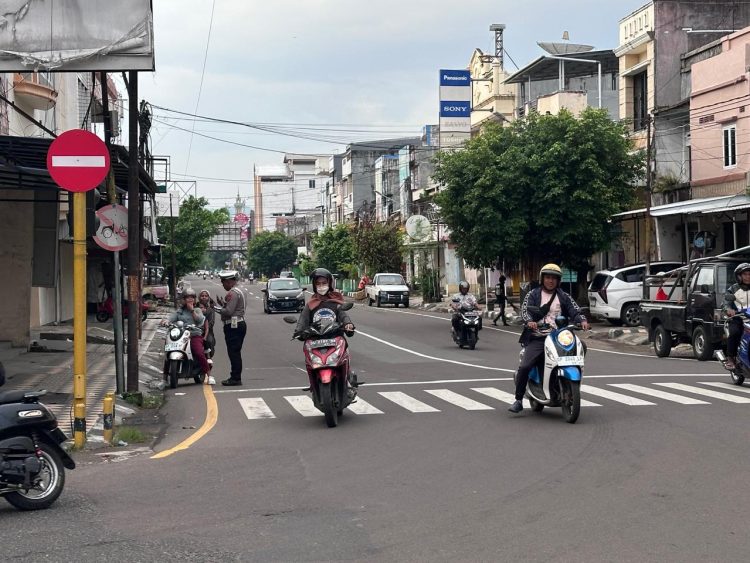 Pendekatan Humanis, Petugas Sat Lantas Polres Parepare Tegur Pengendara Tak Gunakan Helm dan Bonceng Lebih dari Satu Orang