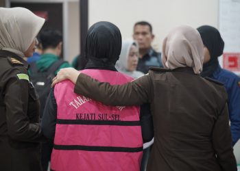 Penyidik Pidsus Kejati Sulsel Menahan 2 Tersangka Kasus Korupsi Penyaluran Kredit Bank BUMN di Makassar