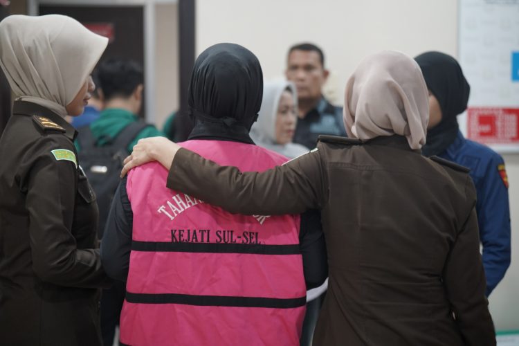 Penyidik Pidsus Kejati Sulsel Menahan 2 Tersangka Kasus Korupsi Penyaluran Kredit Bank BUMN di Makassar