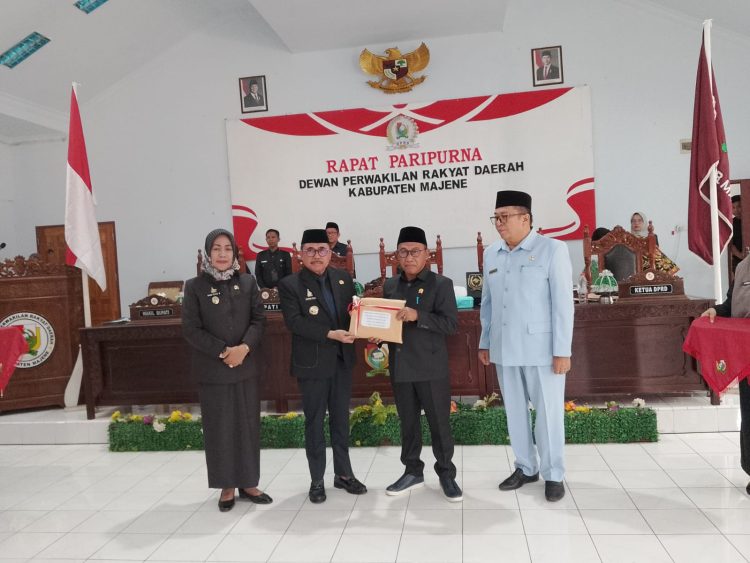 Rapat Paripurna, Pemkab Majene dan DPRD Sepakati APBD 2024
