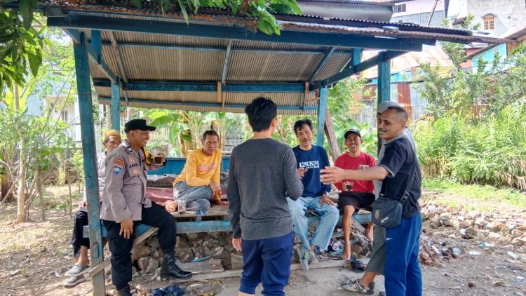 Rawat Kamtibmas Kondusif, Bhabinkamtibmas Ini Hadirkan Diri di Tengah Aktivitas Masyarakat