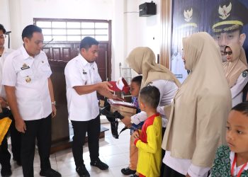 Realisasikan Visi Misinya Saat jadi Calon Wali Kota, Tasming Hamid Serahkan Seragam Gratis untuk Ribuan Siswa SD dan SMP Negeri di Parepare