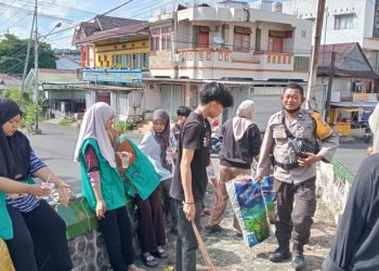 Bhabinkamtibmas Polsek Soreang dan Mahasiswa KKN IAIN Parepare Kompak Bersih-Bersih Lingkungan, Wujudkan Polri Peduli Masyarakat