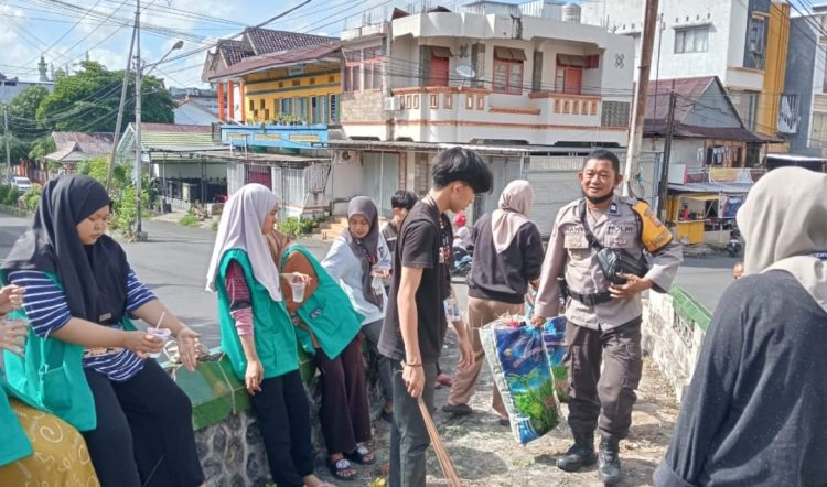 Bhabinkamtibmas Polsek Soreang dan Mahasiswa KKN IAIN Parepare Kompak Bersih-Bersih Lingkungan, Wujudkan Polri Peduli Masyarakat