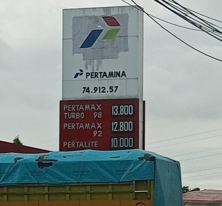 SPBU Menro Pinrang Diduga Jual Solar ke Pelangsir, Warga: Petugas Sendiri Angkut Jeriken!