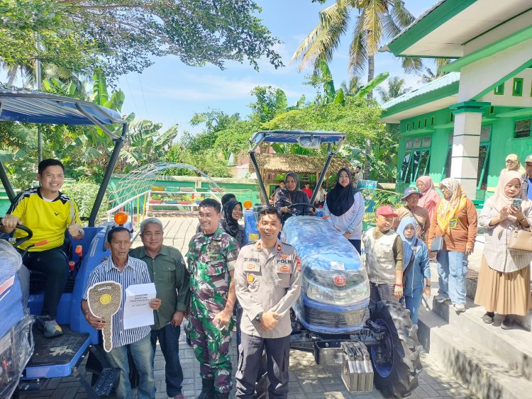 Kapolsek Banggae Hadiri Penyerahan Bantuan Traktor Roda Empat untuk Kelompok Tani di Majene
