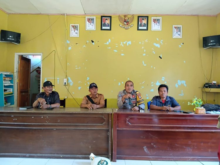 Bhabinkamtibmas Desa Lombong Timur Laksanakan Pengamanan Penyaluran Bantuan Pangan CBP 2025