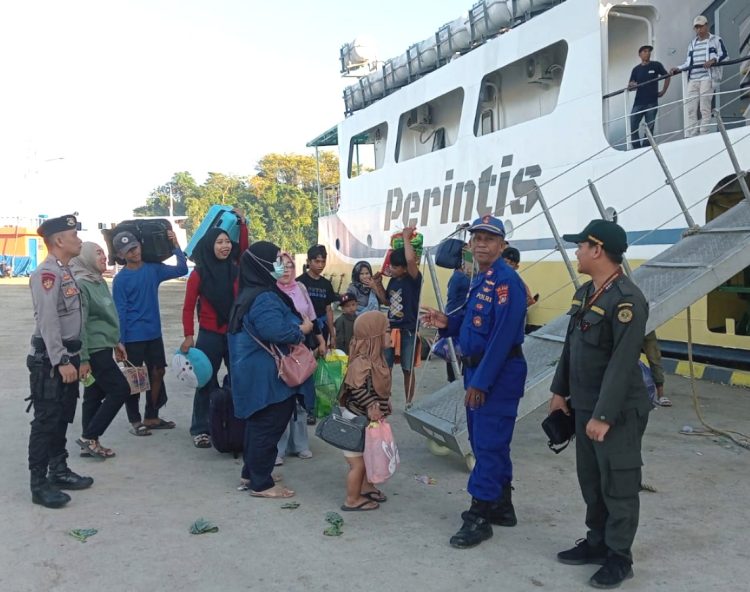 Satpolair Polres Majene Intensifkan Pengamanan Pemberangkatan Kapal KM. Sabuk Nusantara 93 di Pelabuhan Palipi