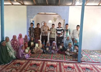 Bhabinkamtibmas Desa Adolang Dhua Serahkan Mushaf Al-Qur’an dan Buku Iqra untuk Rumah Qur’an Binaan