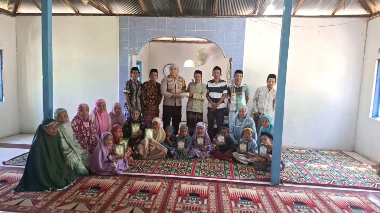 Bhabinkamtibmas Desa Adolang Dhua Serahkan Mushaf Al-Qur’an dan Buku Iqra untuk Rumah Qur’an Binaan