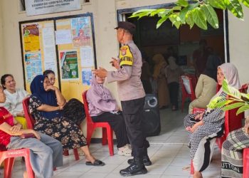 Bhabinkamtibmas Polsek KPN Dampingi Penyaluran Beras Pemerintah untuk Warga Pra-Sejahtera di Kampung Pisang Parepare