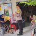 Bhabinkamtibmas Polsek KPN Dampingi Penyaluran Beras Pemerintah untuk Warga Pra-Sejahtera di Kampung Pisang Parepare