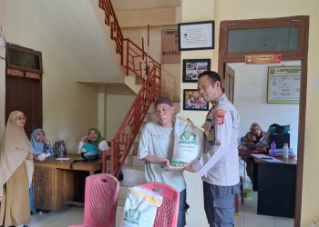 Kapolsek Soreang Polres Parepare Dampingi Penyaluran Beras CBP Untuk 250 Warga Ujung Baru
