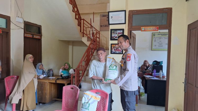 Kapolsek Soreang Polres Parepare Dampingi Penyaluran Beras CBP Untuk 250 Warga Ujung Baru