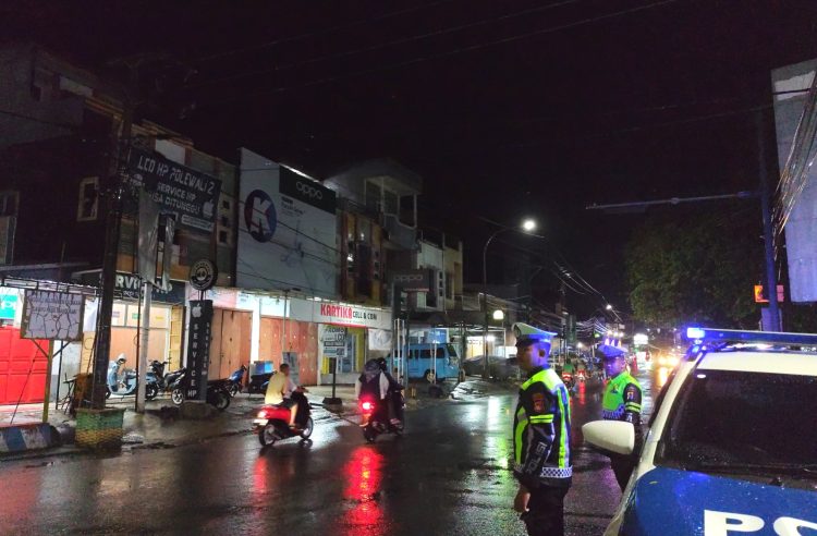 Di Tengah Cuaca Kurang Bersahabat Satlantas Polres Majene Gelar Patroli Blue Light, Antisipasi Pelanggaran dan Balap Liar