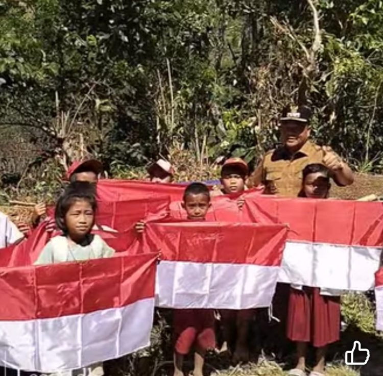 Bupati Mamasa Ajak Warga Kibarkan Merah Putih, Tanamkan Semangat Kemerdekaan.