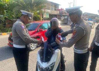 Satlantas Polres Majene Bagikan Bendera Merah Putih, Ajak Pengendara Semarakkan HUT RI ke-80