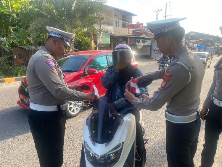 Satlantas Polres Majene Bagikan Bendera Merah Putih, Ajak Pengendara Semarakkan HUT RI ke-80