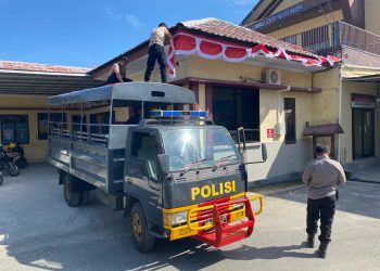 Polres Majene Semarakkan HUT ke-80 RI dengan Pemasangan Bendera dan Umbul-Umbul di Mako