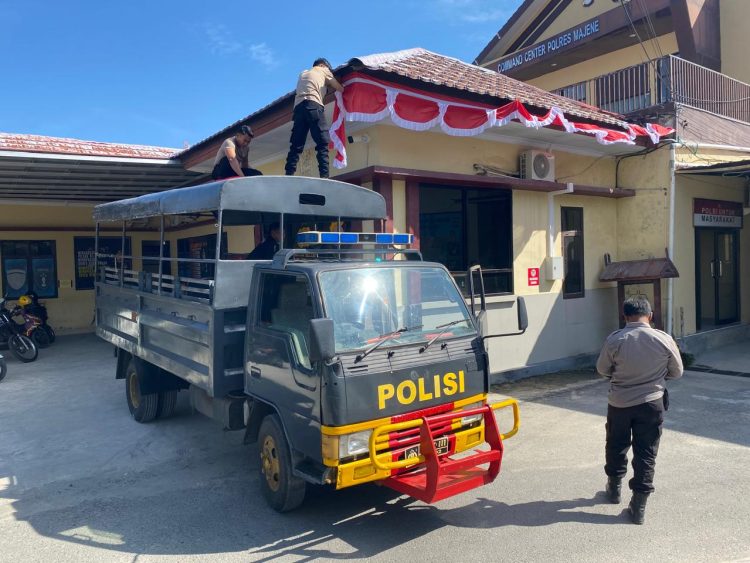 Polres Majene Semarakkan HUT ke-80 RI dengan Pemasangan Bendera dan Umbul-Umbul di Mako
