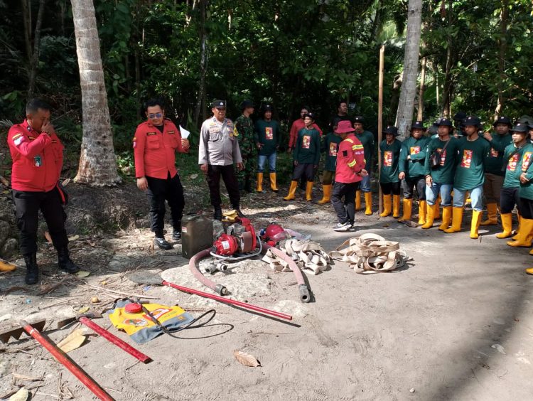 Personel Polsek Pamboang Hadiri Simulasi Pemadaman Karhutla di Desa Betteng