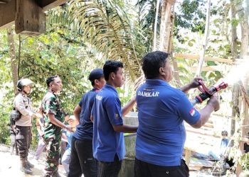Gerak Cepat Personel Polsek Banggae Bantu Padamkan Kebakaran Rumah Warga di Baruga Dhua
