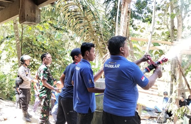 Gerak Cepat Personel Polsek Banggae Bantu Padamkan Kebakaran Rumah Warga di Baruga Dhua