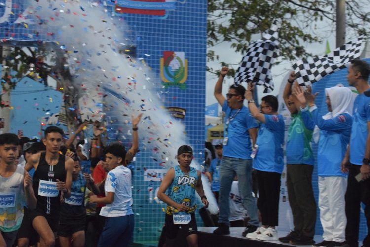 Bupati Majene Secara Resmi Melepas Ribuan Peserta Majene Run 2025